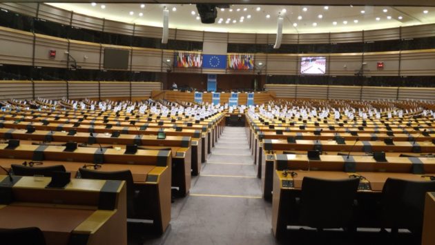 Európsky parlament a 751 stoličiek poslancov